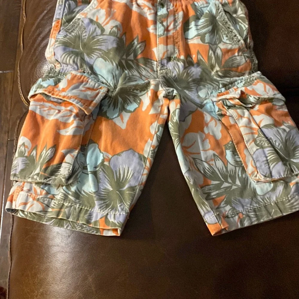 🌺 Mini Boden | Boys Hawaiian Print Cargo Shorts | Boys Size: 6Y